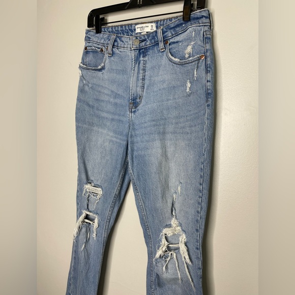 Abercrombie CurveLove HighRise Skinny Jean All Day Comfort Light Wash Distressed - Picture 4 of 8